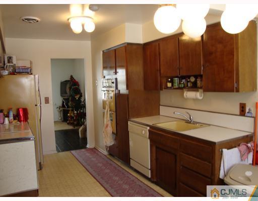13 Brian Road Edison, NJ 08817 - Photo 4 of 10 Gallery Image 4