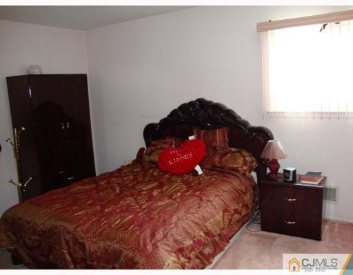 13 Brian Road Edison, NJ 08817 - Photo 6 of 10 Gallery Image 6