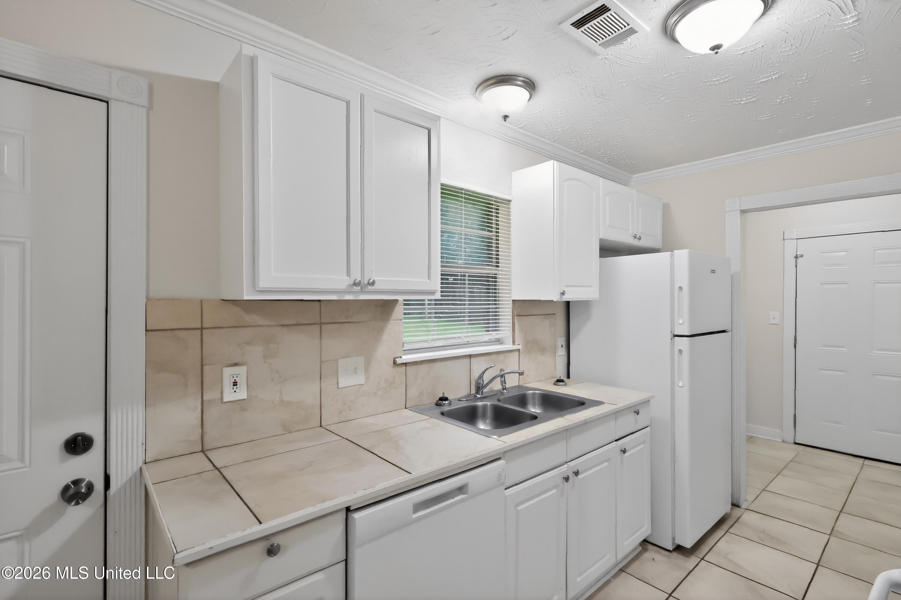 4003 West Lake Road Jackson, MS 39212 - Photo 20 of 38 20_4003_W_Lake_Rd-Kitchen-5510
