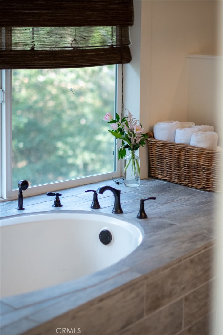 940 Highway 173 Lake Arrowhead, CA 92352 - Photo 18 of 45 a bathroom with a sink and a large mirror