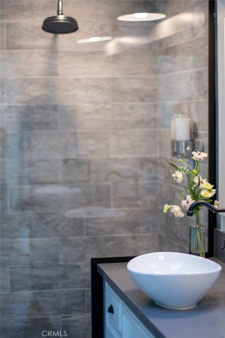 940 Highway 173 Lake Arrowhead, CA 92352 - Photo 20 of 45 a bathroom with a sink and a mirror