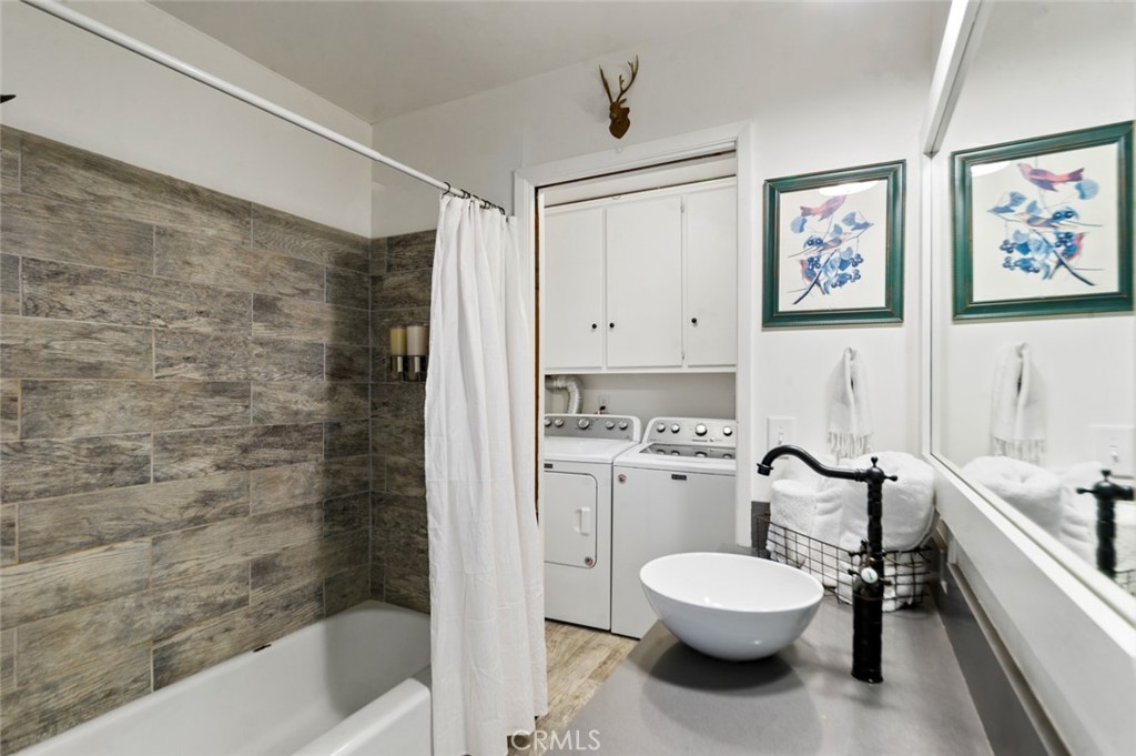 940 Highway 173 Lake Arrowhead, CA 92352 - Photo 29 of 45 a bathroom with a toilet a sink and bathtub