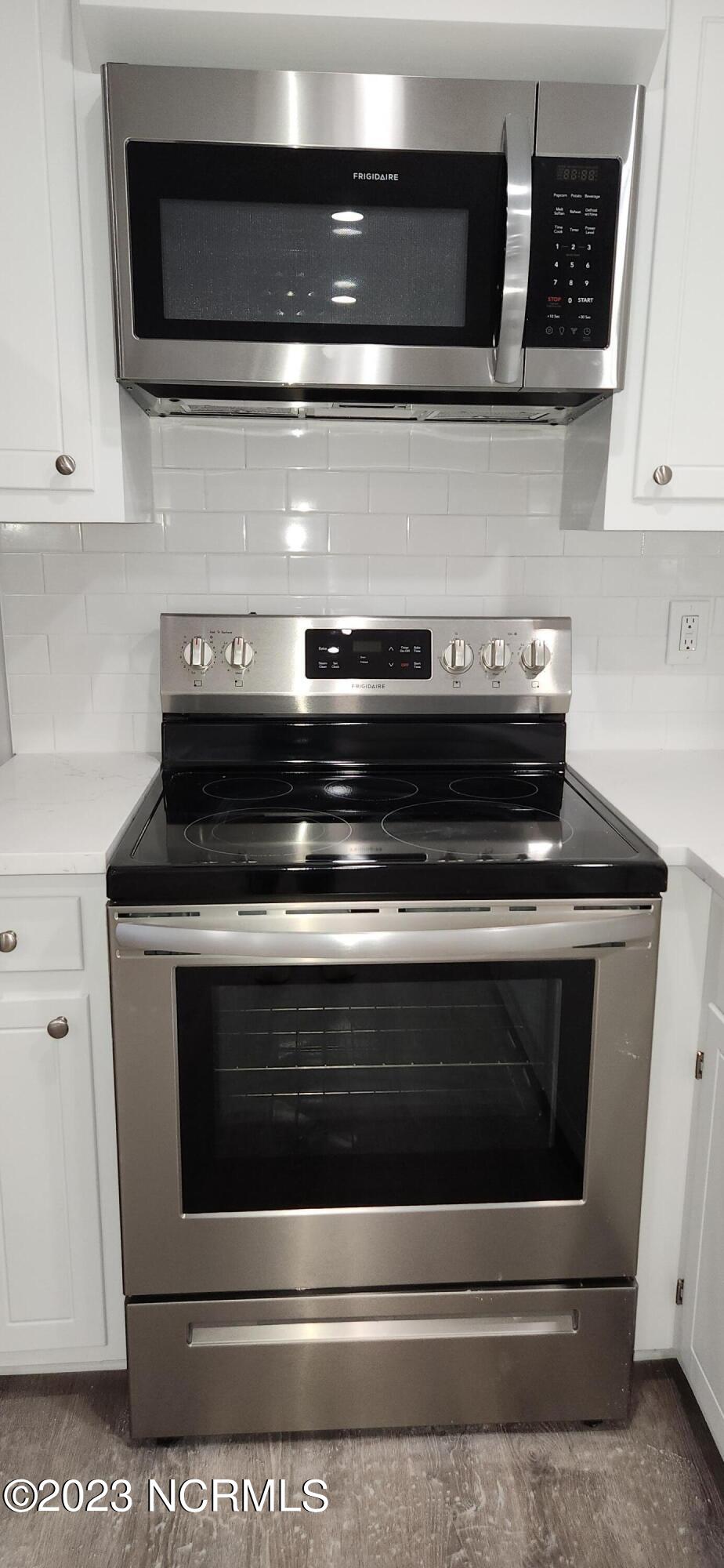 13 Linksiders Road New Bern, NC 28562 - Photo 7 of 12 Smooth Top Stove/Oven/Microwave