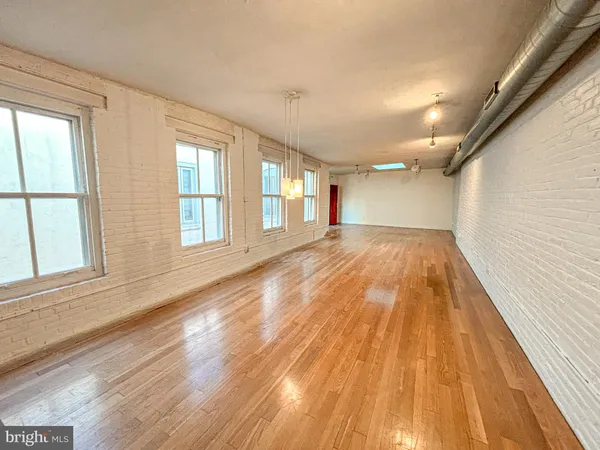 $2,900 | 212-20 Race Street, Unit 4C, Philadelphia, PA 19106