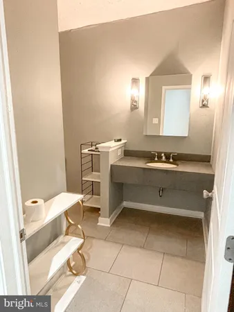 $2,900 | 212-20 Race Street, Unit 4C, Philadelphia, PA 19106