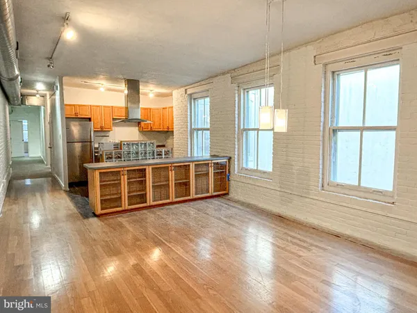 $2,900 | 212-20 Race Street, Unit 4C, Philadelphia, PA 19106