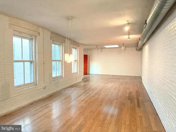 $2,900 | 212-20 Race Street, Unit 4C, Philadelphia, PA 19106