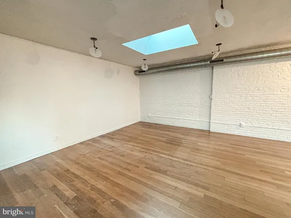 $2,900 | 212-20 Race Street, Unit 4C, Philadelphia, PA 19106