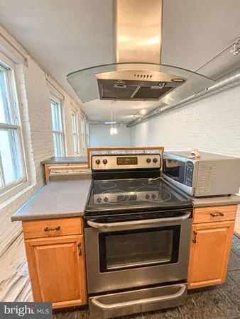 $2,900 | 212-20 Race Street, Unit 4C, Philadelphia, PA 19106
