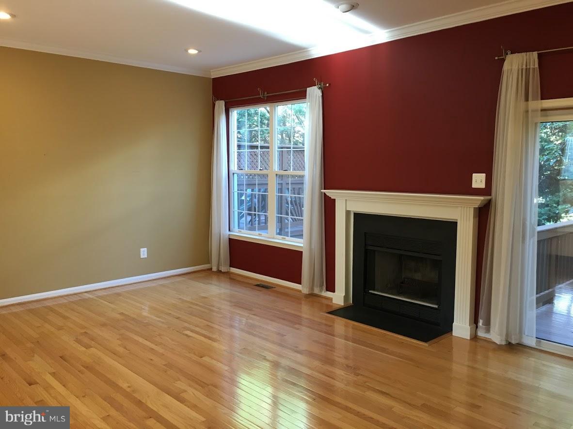 2805 Roesh Way Vienna, VA 22181 - Photo 5 of 15 Living Room