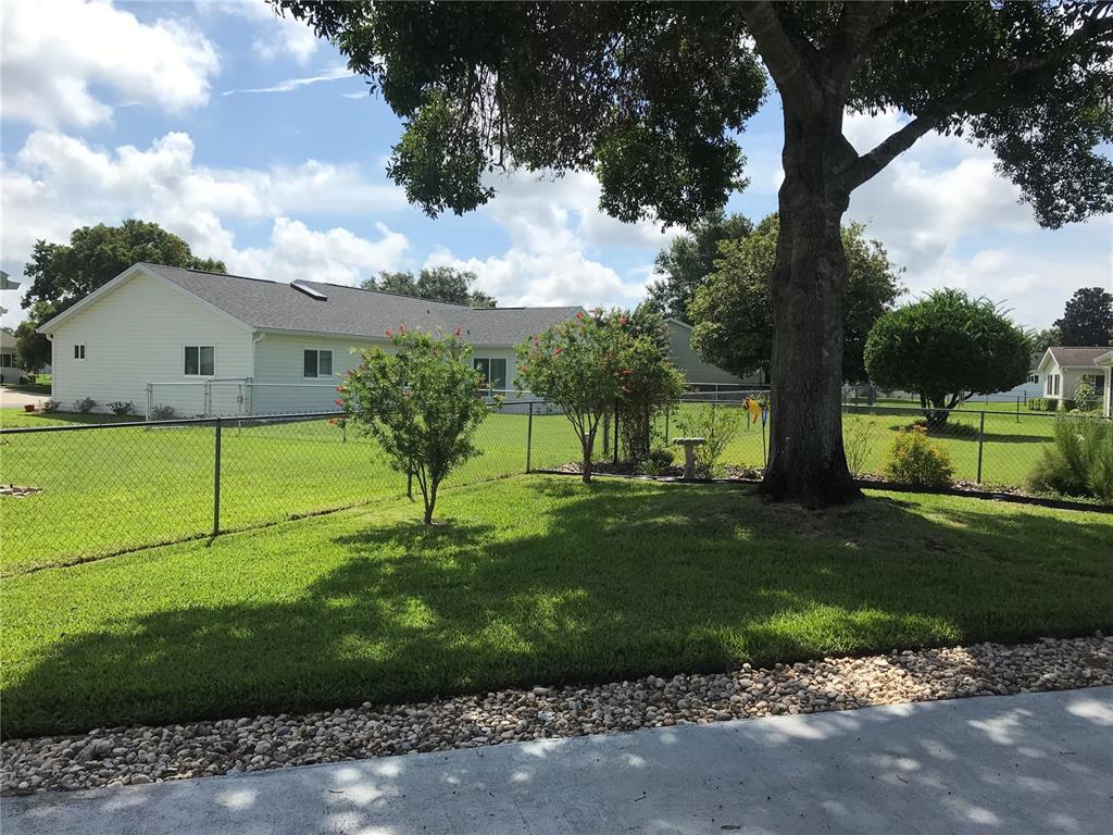 11879 Southwest 137th Loop Dunnellon, FL 34432 - Photo 31 of 37 a view of a garden with a tree