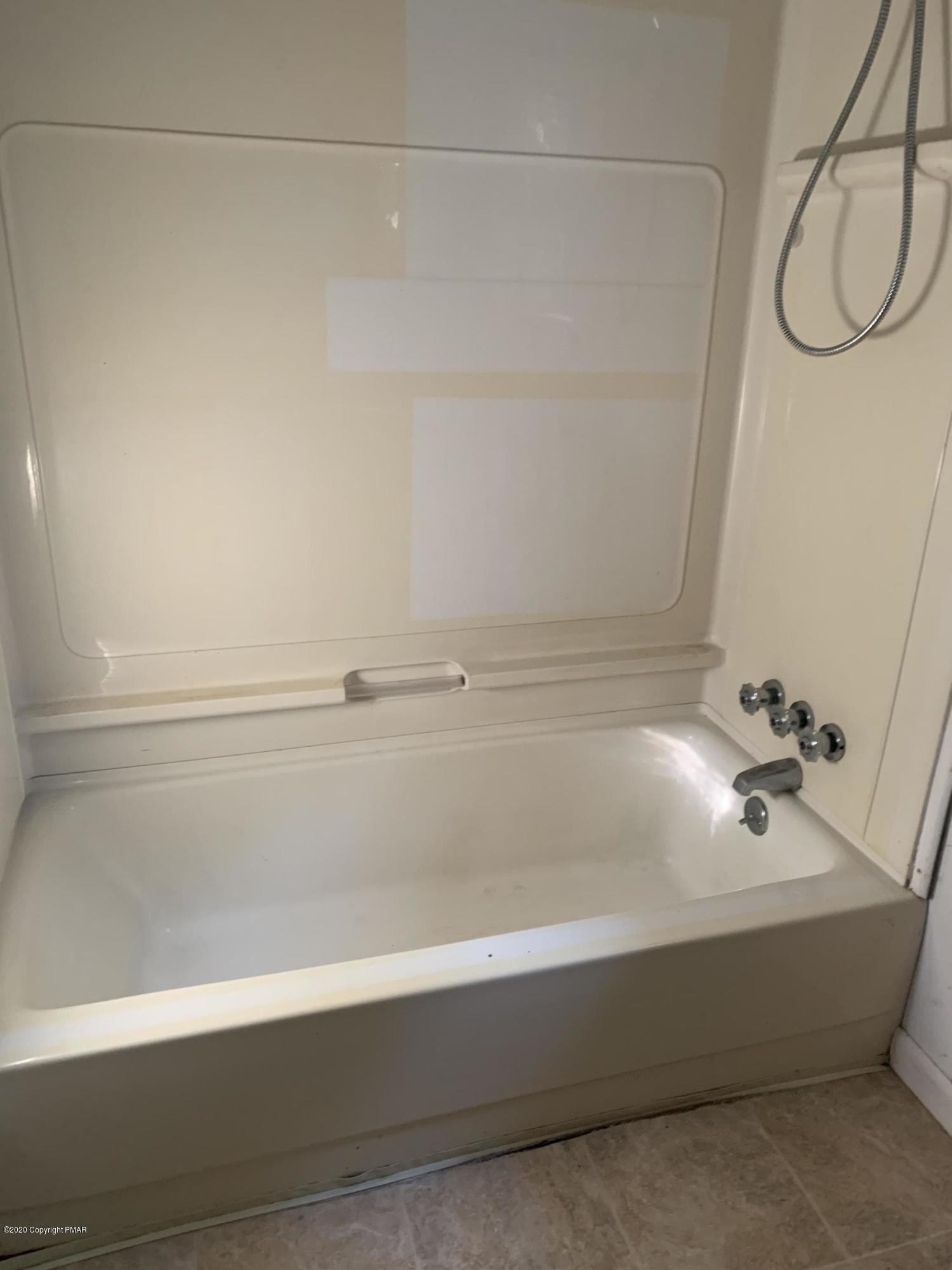 2355 Winchester Road Pocono Summit, PA 18346 - Photo 7 of 21 Full Main Floor Bath