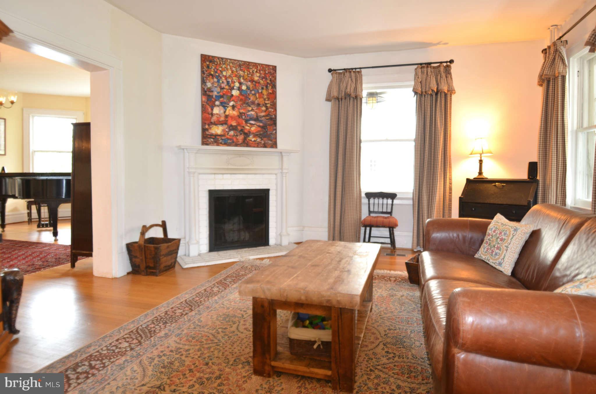 4721 Keswick Road Baltimore, MD 21210 - Photo 5 of 30 Living Room