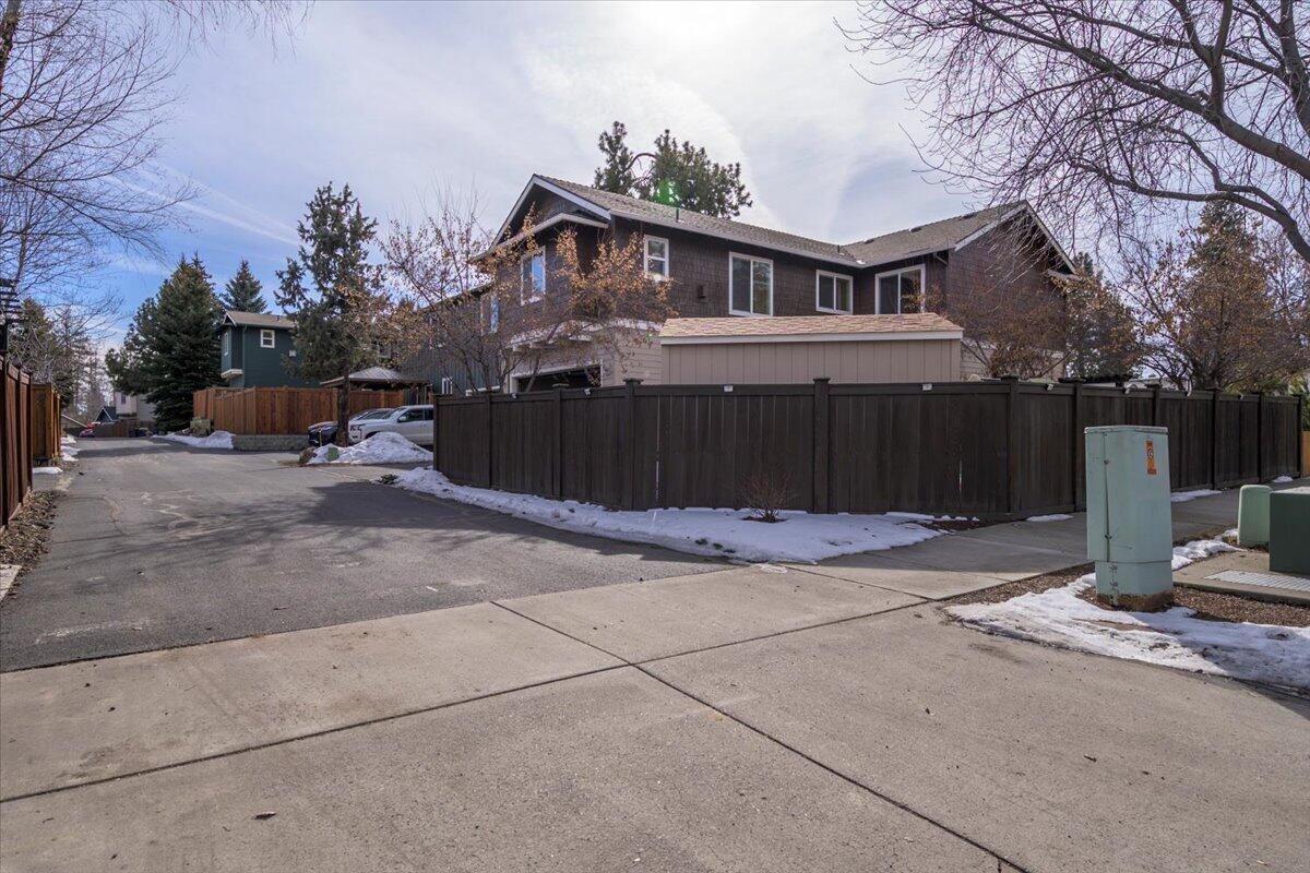 20370 Murphy Road Bend, OR 97702 - Photo 29 of 33 Alley Access