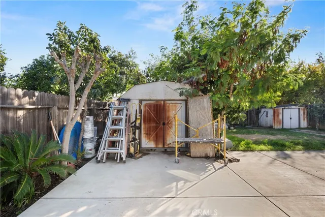 a view of back yard of the house