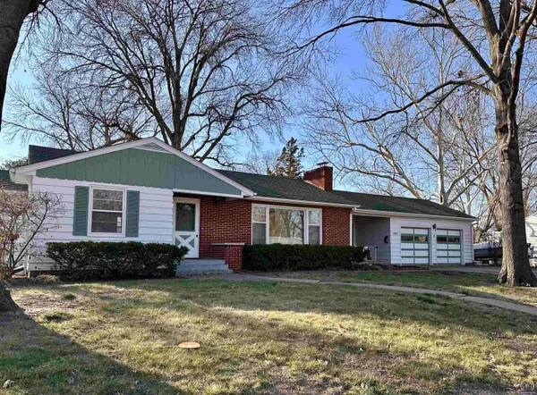 $219,900 | 1305 Southwest Ward Parkway, Topeka, KS 66604