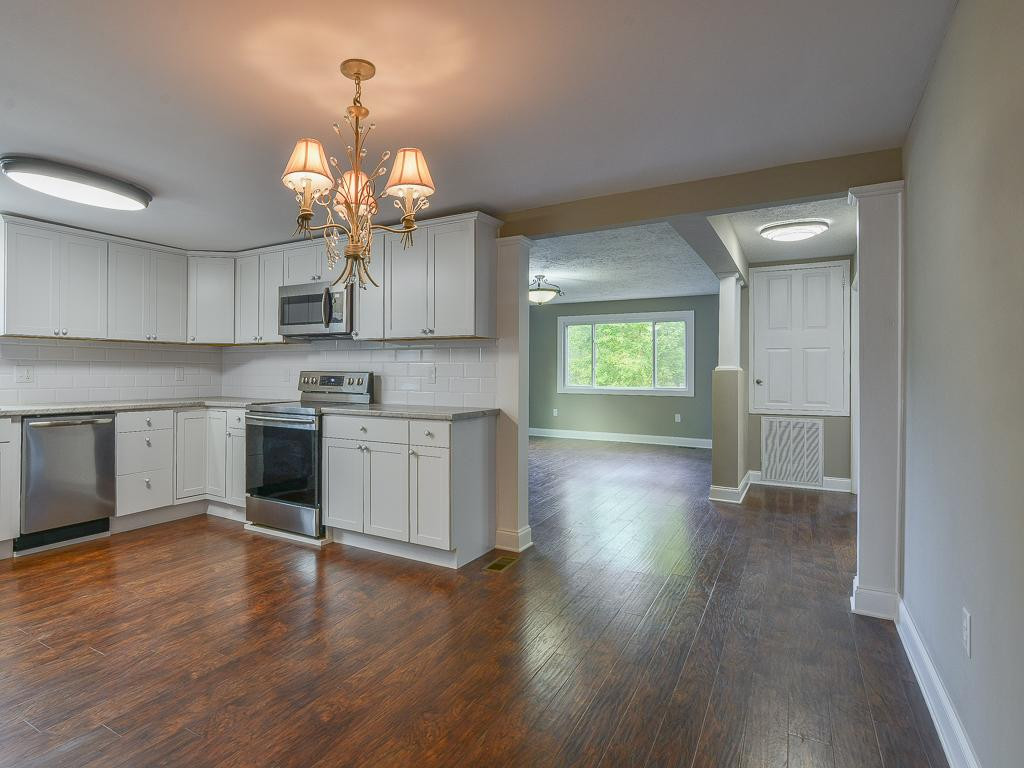 1504 King Springs Road Johnson City, TN 37601 - Photo 11 of 35 Eat in area of kitchen into LR