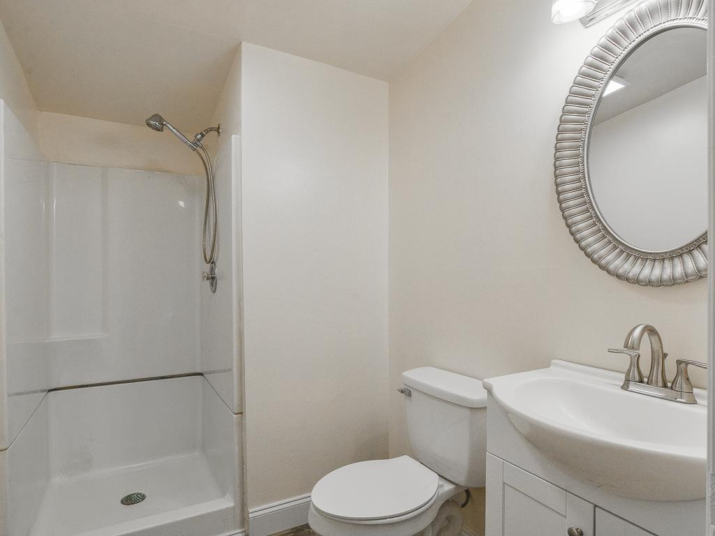 1504 King Springs Road Johnson City, TN 37601 - Photo 31 of 35 Full bathroom in duplex