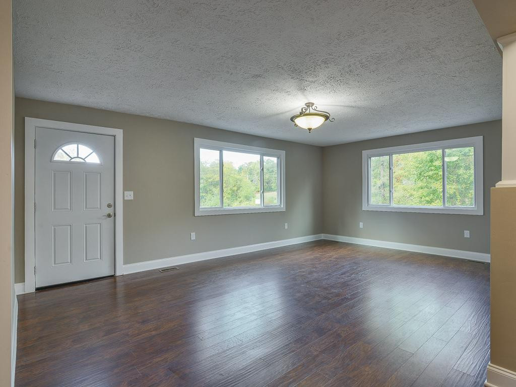 1504 King Springs Road Johnson City, TN 37601 - Photo 6 of 35 Living Room with new flooring