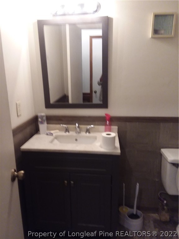 2560 Graham Road Fayetteville, NC 28304 - Photo 10 of 13 a bathroom with a sink and a mirror