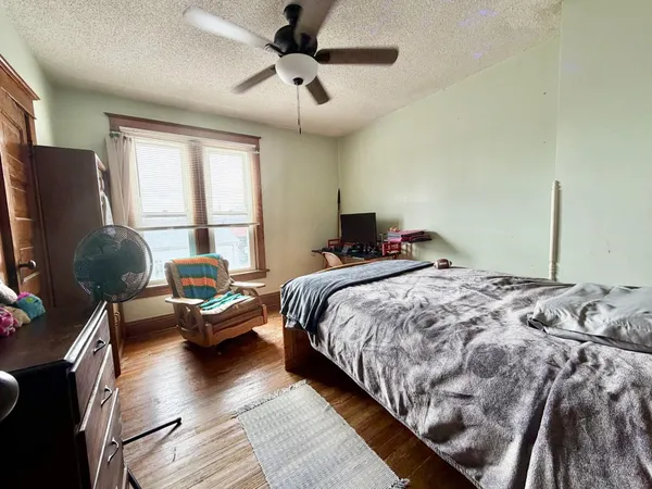 a view of a livingroom with furniture and a ceiling fan