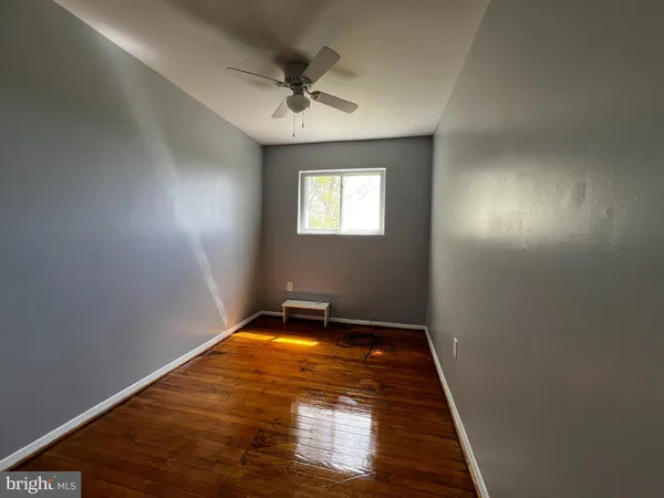 a view of empty room with window
