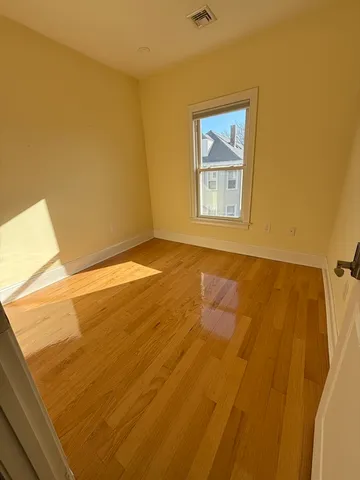 $3,000 | 27 Lyon Street, Unit 3, Boston, MA 02122