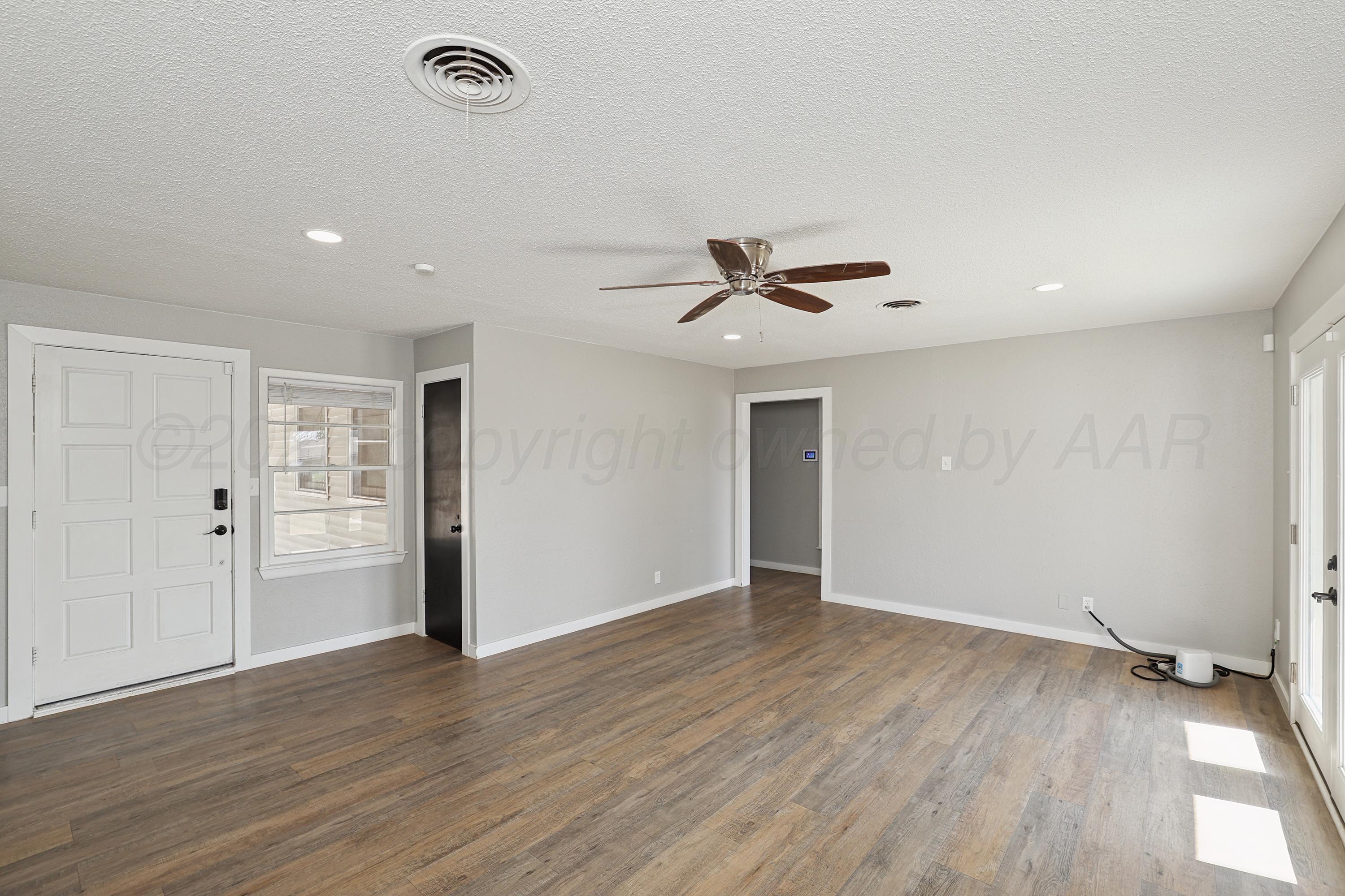 4304 South Bonham Street Amarillo, TX 79110 - Photo 5 of 22 5-Living Area
