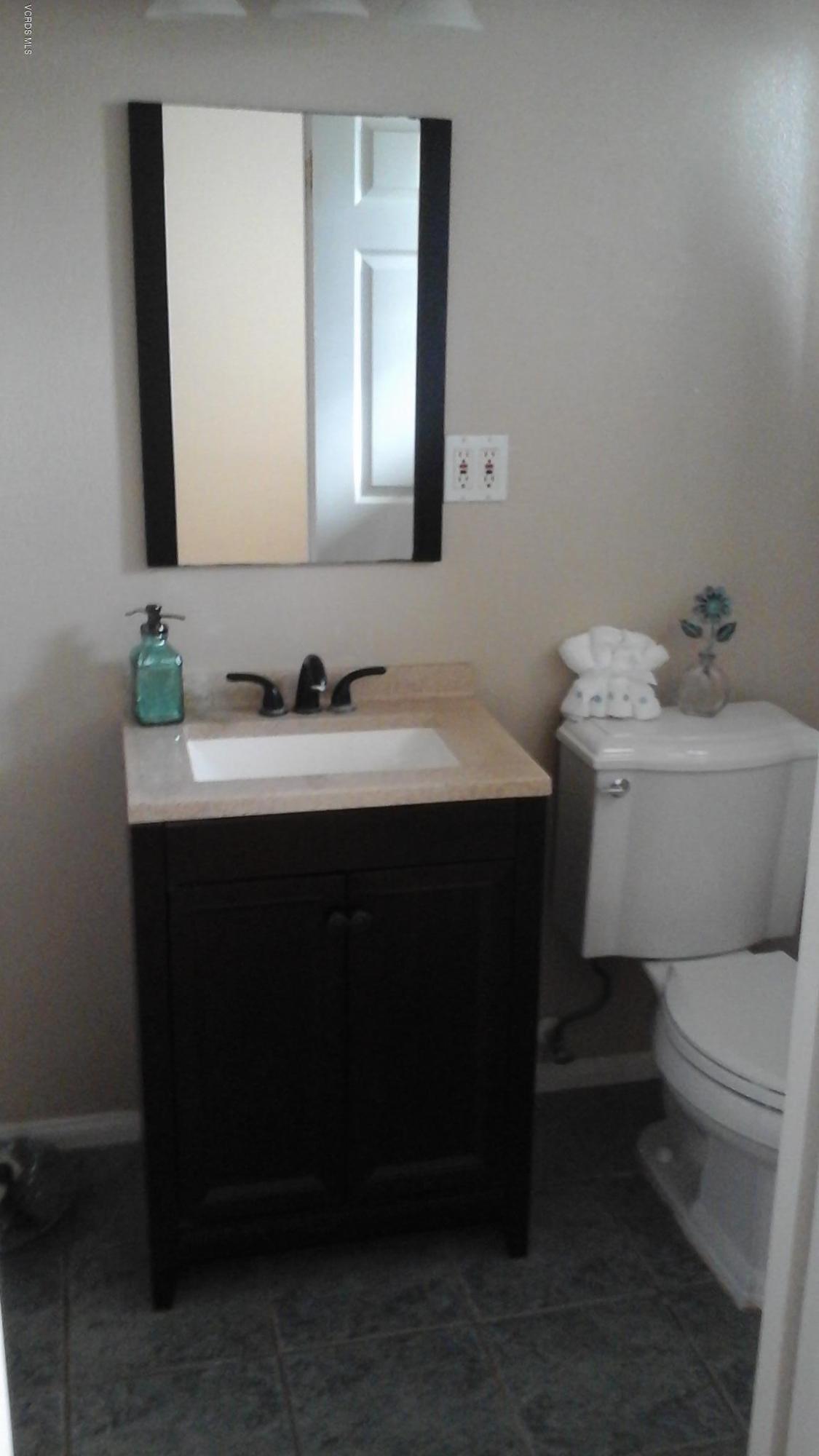 1630 Rialto Street Oxnard, CA 93035 - Photo 8 of 14 Master Bedroom Bath