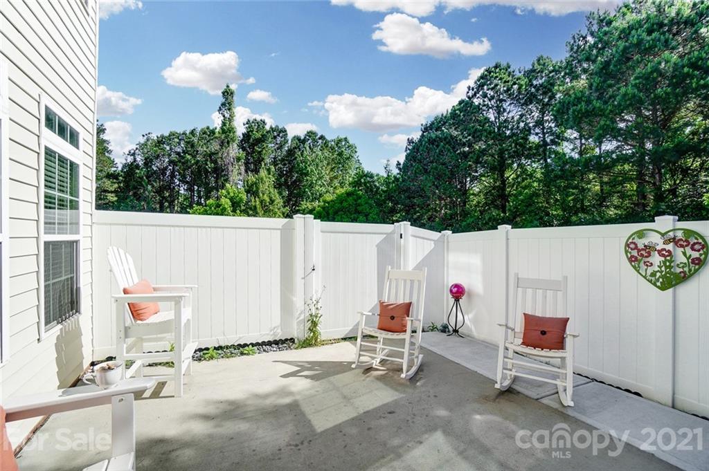 725 Prospect Lane Fort Mill, SC 29708 - Photo 25 of 26 a backyard of a house with table and chairs