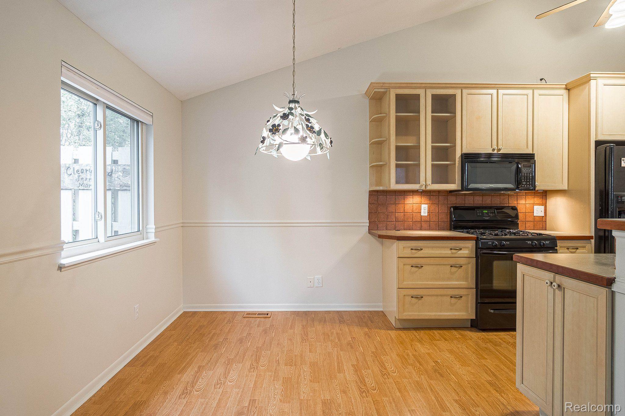 205 George Street Flushing, MI 48433 - Photo 11 of 40 Kitchen nook