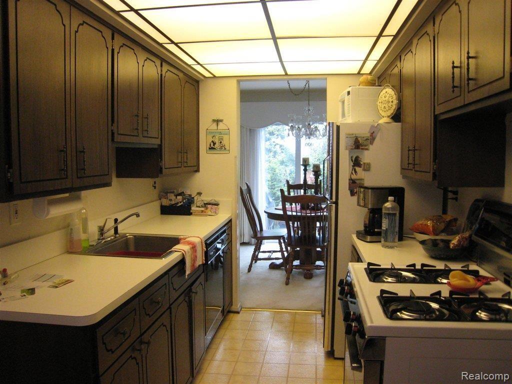 85 Manor Way Rochester, MI 48309 - Photo 5 of 10 Kitchen with nook