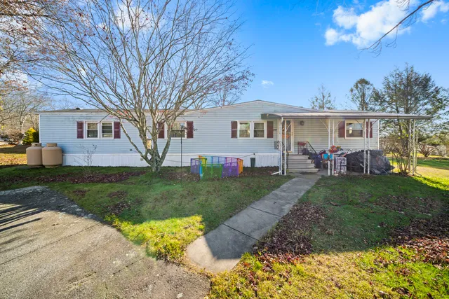 a view of a house with a yard