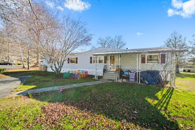 a view of a house with a yard