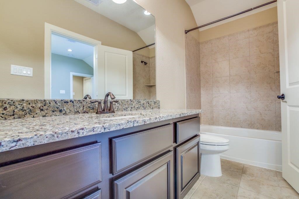 46 East Rafters Row The Woodlands, TX 77380 - Photo 21 of 25 Private third floor full bathroom with walk in closet.