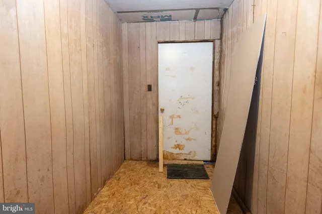 a view of walk in closet