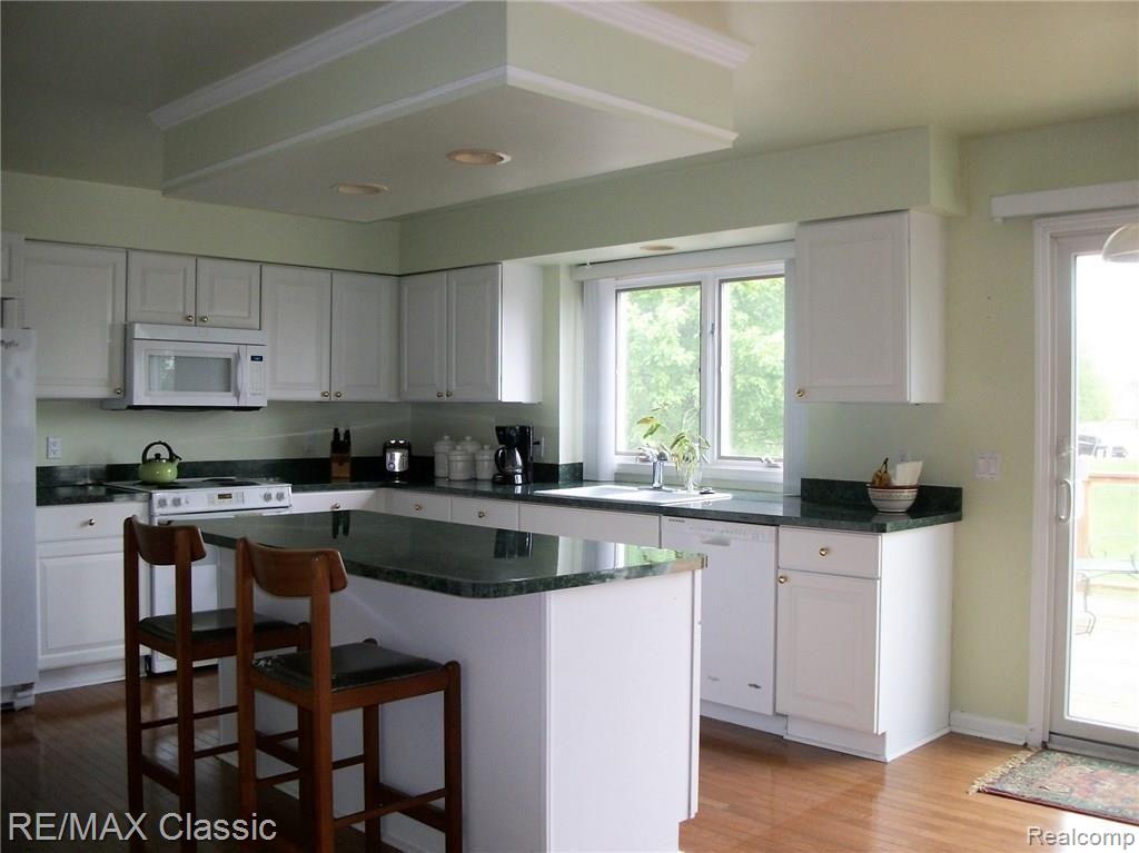 905 Loggers Circle Rochester, MI 48307 - Photo 16 of 36 103_1965.jpg