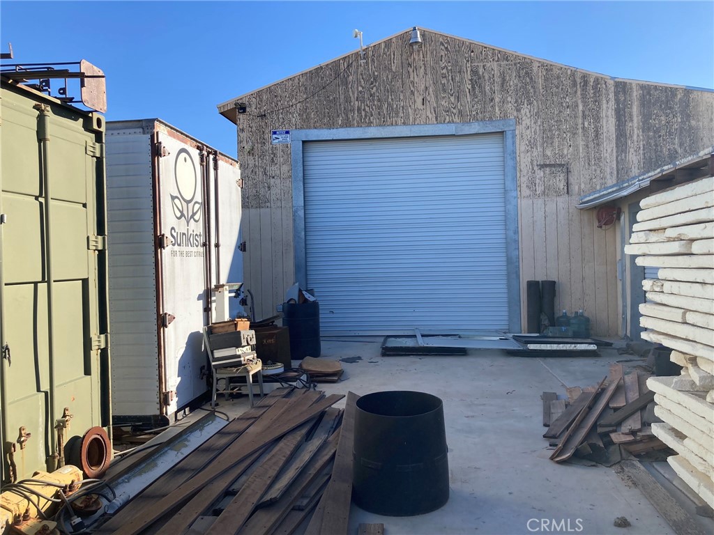 35127 Condor Road Newberry Springs, CA 92365 - Photo 16 of 60 a room with gym equipment and windows