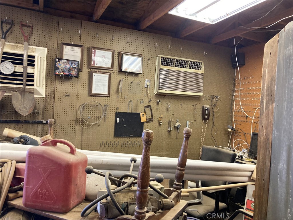 35127 Condor Road Newberry Springs, CA 92365 - Photo 24 of 60 a room with gym equipment