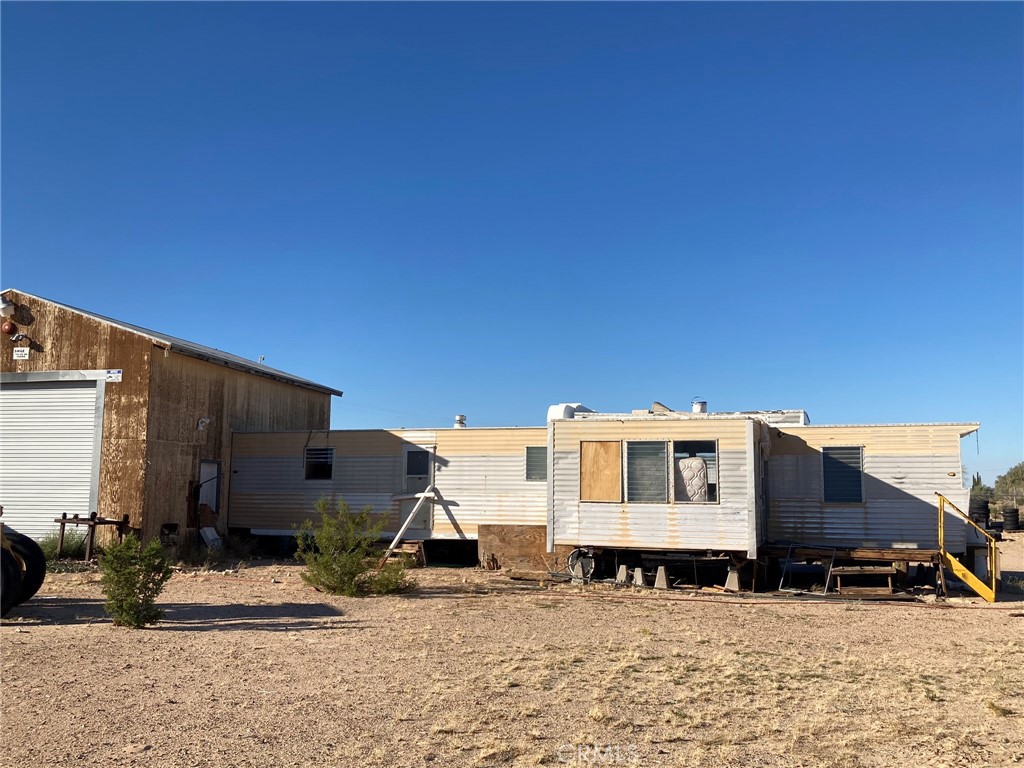 35127 Condor Road Newberry Springs, CA 92365 - Photo 40 of 60 a view of a car park in front of a house