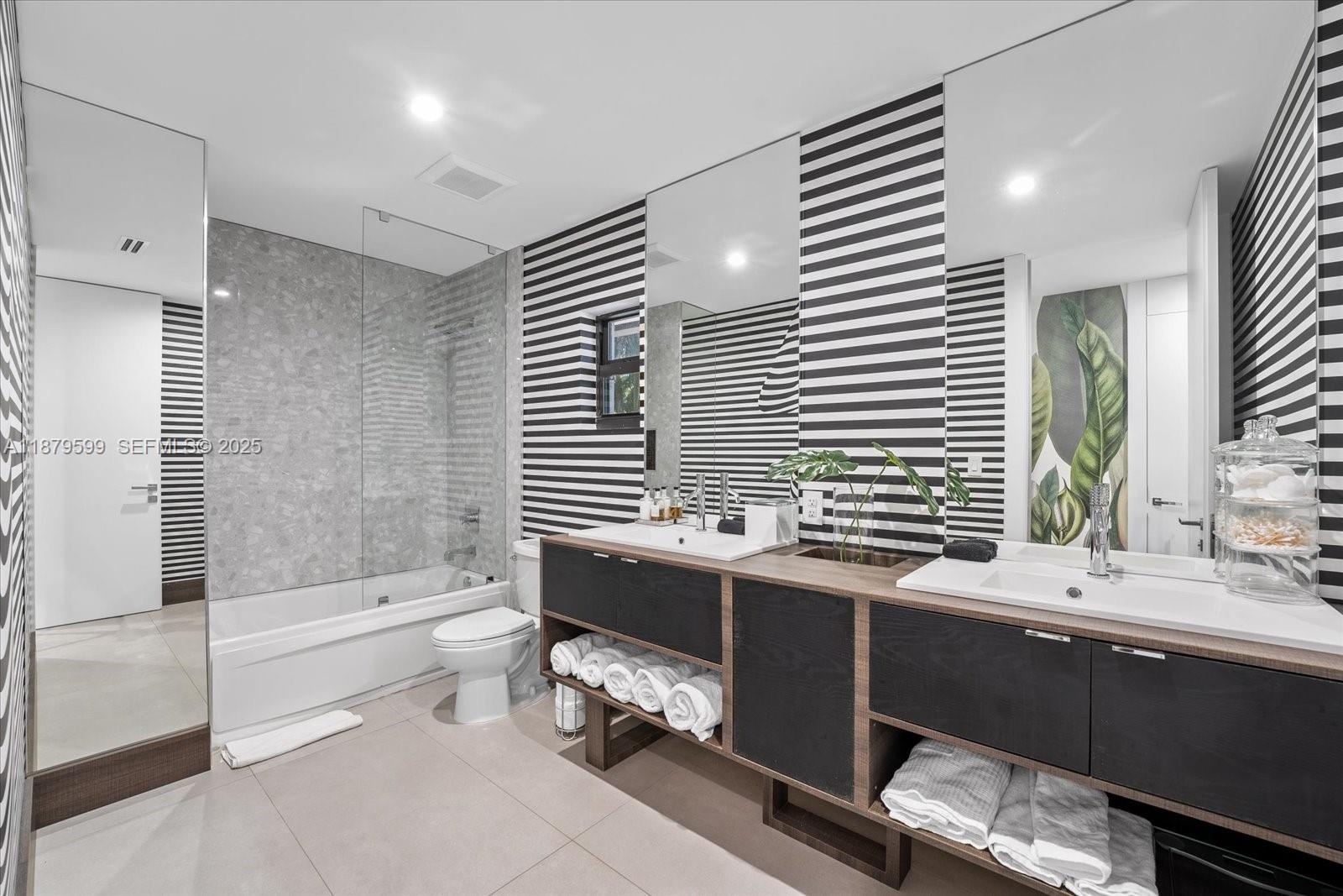 280 Northeast 156th Street Miami, FL 33162 - Photo 26 of 37 a bathroom with a bathtub and a sink