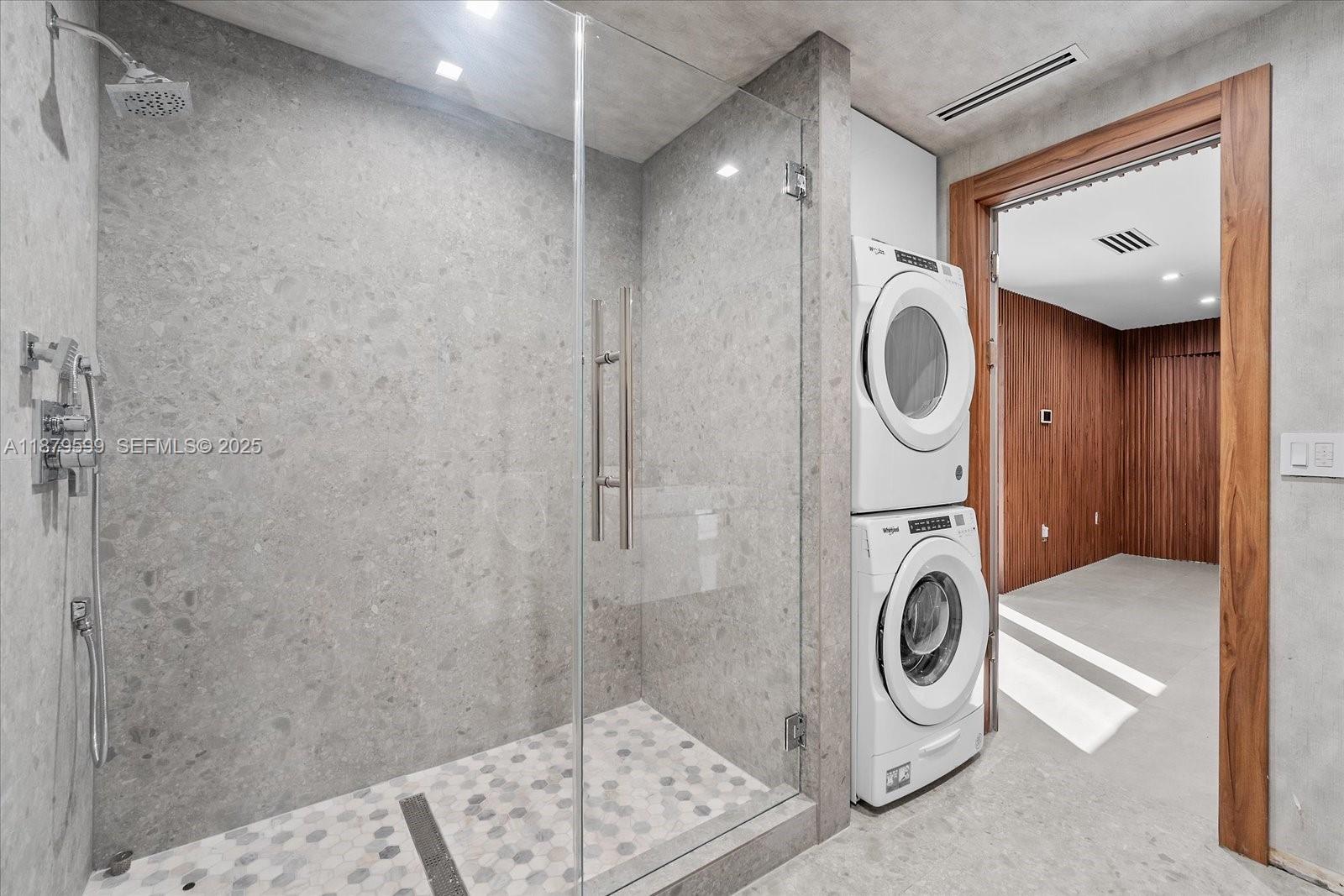 280 Northeast 156th Street Miami, FL 33162 - Photo 33 of 37 a utility room with dryer and washer