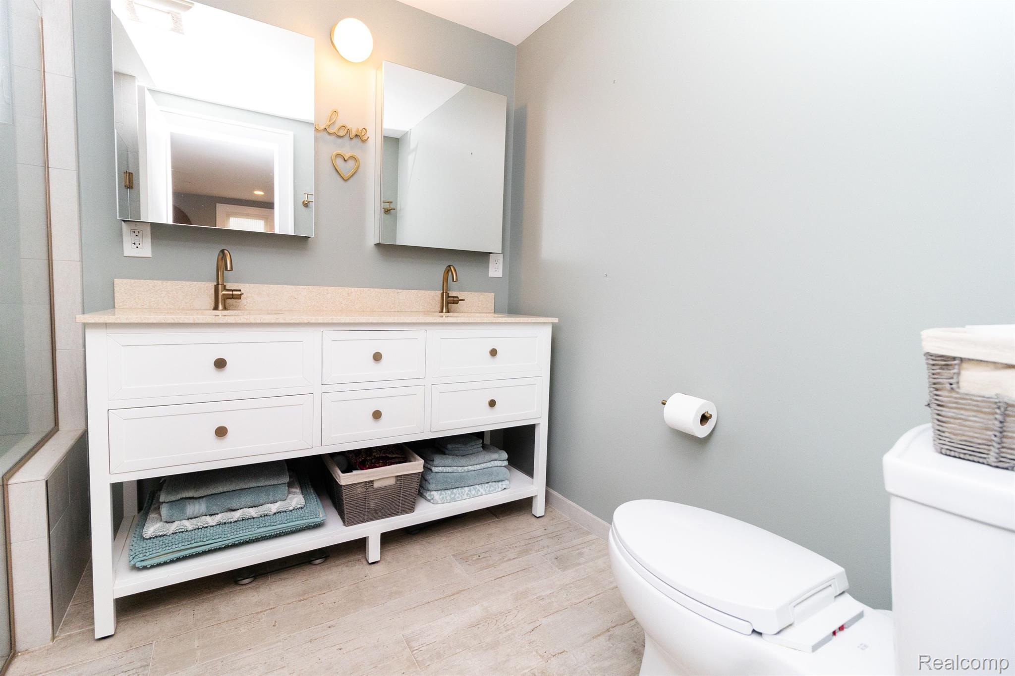 2140 Princeton Road Berkley, MI 48072 - Photo 13 of 22 En-Suite Primary Bath