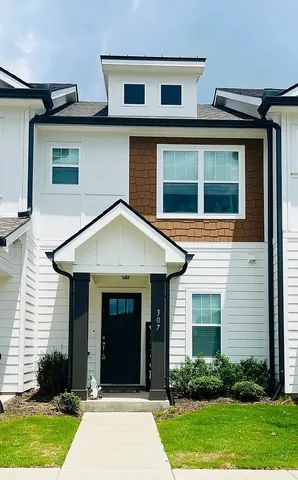 a view of a house with yard and plants