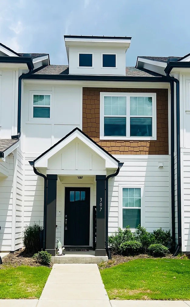 a view of a house with yard and plants
