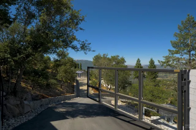 a view of a entrance of the house