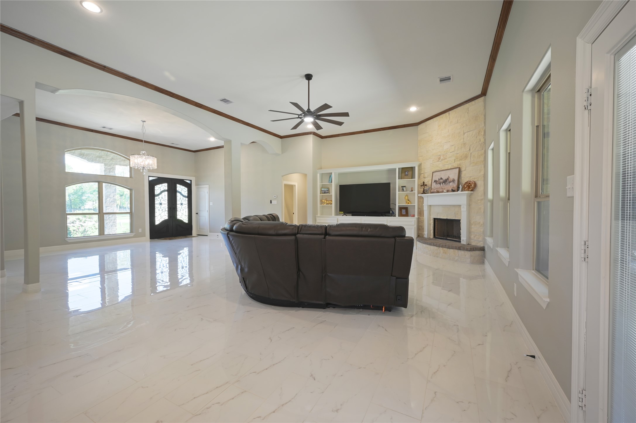 320 Dahlia Road Huntsville, TX 77320 - Photo 12 of 50 High ceilings/open spaces.