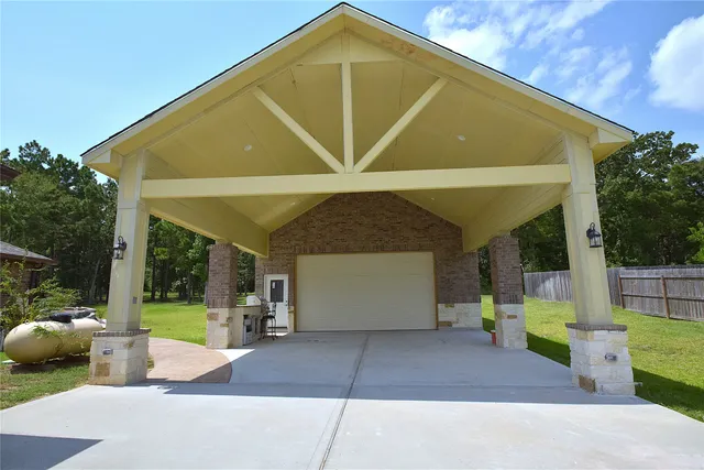 $669,000 | 320 Dahlia Road, Huntsville, TX 77320