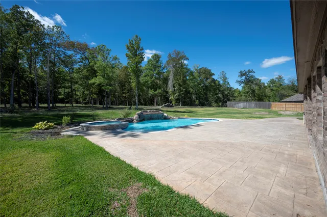 $669,000 | 320 Dahlia Road, Huntsville, TX 77320