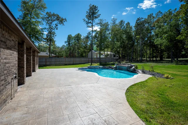 $669,000 | 320 Dahlia Road, Huntsville, TX 77320